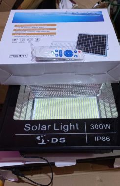 Đèn pha năng lượng mặt trời 300W