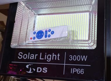 Đèn pha năng lượng mặt trời 100W